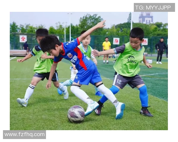 足球明星与粉丝同场竞技激情四溢共享绿茵场的快乐时光 足球明星与粉丝同场竞技激情四溢共享绿茵场的快乐时光